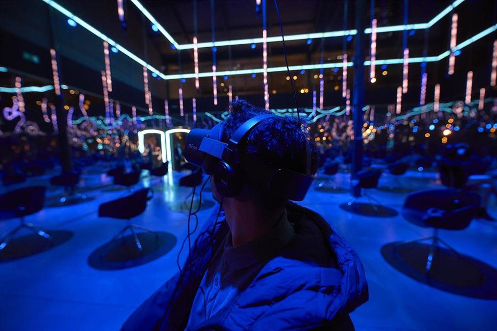 Archivo - Hombre utilizando unas gafas de realidad virtual.