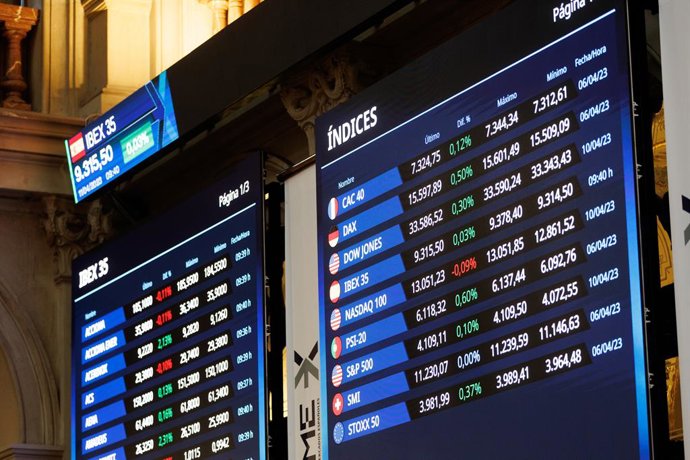 Varios paneles del IBEX 35 en el Palacio de la Bolsa de Madrid, a 11 de abril de 2023, en Madrid (España). El Ibex 35 ha iniciado la sesión de hoy con una subida del 0,51%, hasta los 9.359 puntos, tras el parón de Semana Santa, en una jornada en la que 