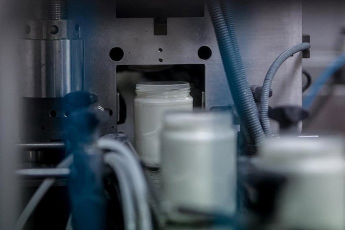 Archivo - Maquinaria en una fábrica.