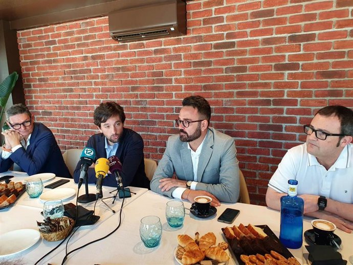 El candidato de Ciudadanos (CS) a la Alcaldía de Alicante, Adrián Santos Pérez, y el secretario general de CS, Adrián Vázquez.