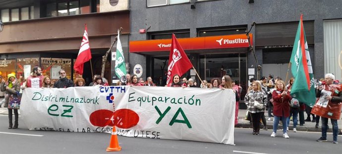 Archivo - Concentración en Bilbao de trabajadores del Centro Vasco de Transfusión y Tejidos Humanos (archivo)