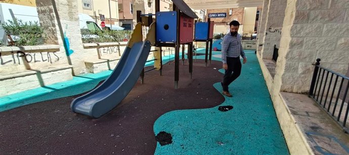 El portavoz del Vox en el Ayuntamiento de Almería visita un parque infantil.