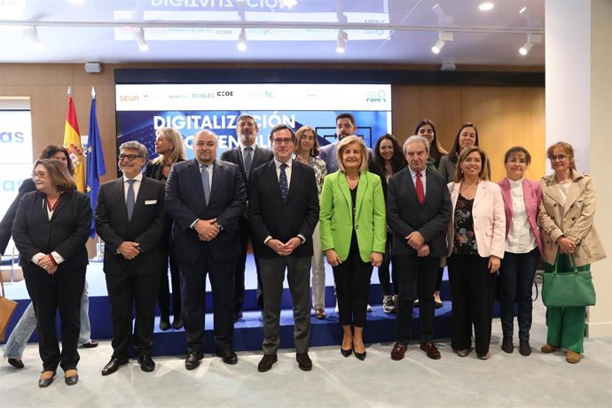Foto de familia de los asistentes a la presentación de los resultados de la campaña Digitalización Sostenible en la sede de la CEOE, a 12 de abril de 2023, en Madrid (España). La Fundación CEOE ha presentado los resultados de la campaña Digitalizació