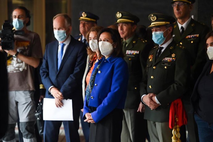 La ministra de Defensa, Margarita Robles (c), durante su visita al Hospital Central de la Defensa Gómez Ulla 'Centro de Vida y Esperanza', a 12 de abril de 2023, en Madrid (España). 