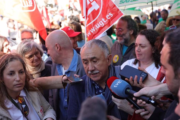 El  secretario general de UGT, Pepe Álvarez, antes de la manifestación convocada por entidades sociales, profesionales de la sanidad y organizaciones sindicales por la defensa de la sanidad madrileña, a 26 de marzo de 2023, en Madrid (España).