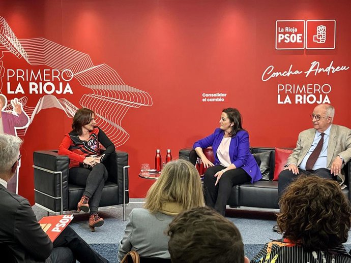 La secretaria general del PSOE de La Rioja, Concha Andreu, y la secretaria de Educación del PSOE federal, Luz Martínez Seijo, han mantenido esta tarde un encuentro de trabajo con diferentes agentes de la Comunidad Educativa de La Rioja