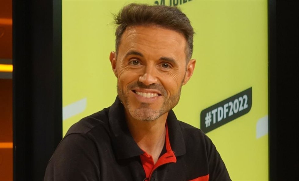 El exciclista español Samuel Sánchez, como comentarista de televisión durante el Tour de Francia 2022.