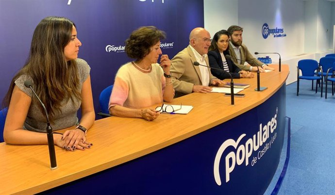 El candidato del PP a la Alcaldía de Valladolid, Jesús Julio Carnero, junto a las personas que ocupan los puestos 2, 3, 4, y 5 de su lista, de izquierda a derecha Blanca Jiménez, Mercedes Cantalapiedra, Silvia Tomillo y Francisco Blanco.