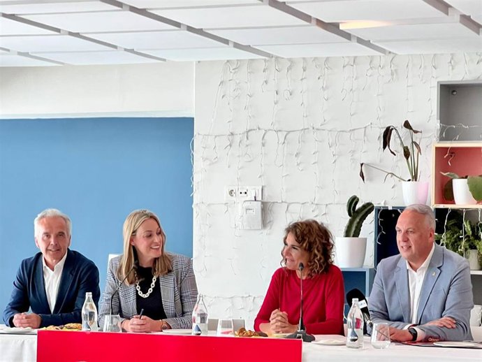 Montero con Ruiz Boix y María Naval en Chipiona.