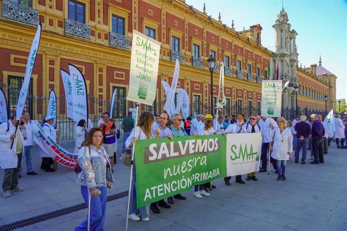 Manifestación convocada por Sindicato Médico Andaluz coincidiendo con la jornada de huelga convocada en atención primaria para demandar mejoras en este nivel asistencial a 12 de abril del 2022 en Sevilla (Andalucía)