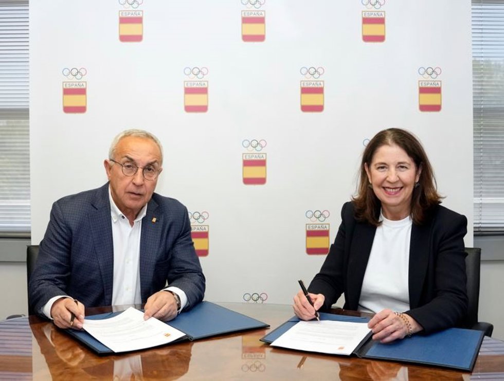 La Chief Sustainability & Corporate Affairs Officer de Sanitas y Bupa ELA, Yolanda Erburu, y el presidente del COE, Alejandro Blanco, firman un nuevo marco de colaboración en materia de sostenibilidad. En Madrid (España), a 11 de abril de 2023.