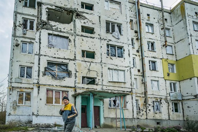 Archivo - November 11, 2022, Vysokopillya, Ukraine: A local walks under a destroyed building iwith rockets impacts n Vysokopillya, a recent liberated village by ukrainian army after the russian occupation of the Kherson province, Ukraine.