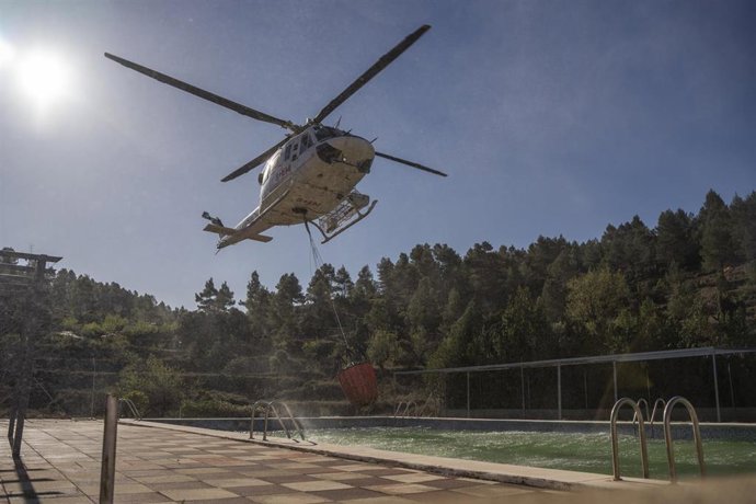 Un helicóptero sobrevuela durante los trabajos de un incendio