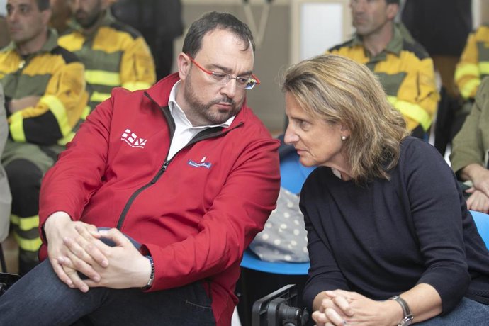 La vicepresidenta y ministra para la Transición Ecológica y el Reto Demográfico, Teresa Ribera, junto con el presidente del Gobierno del Principado, Adrián Barbón