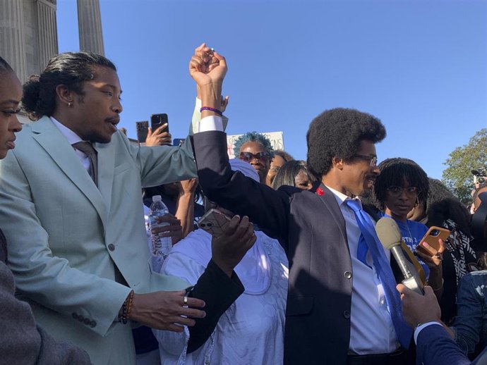 Los representantes demócratas de la Cámara de Tennessee Justin Jones (I) y Justin Pearson (D)