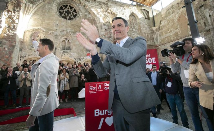 El presidente del Gobierno y secretario general del PSOE, Pedro Sánchez, participa en un acto junto al candidato del PSOE a la Alcaldía y actual alcalde, Daniel de la Rosa,  a 12 de abril de 2023, en Burgos, Castilla y León (España). 