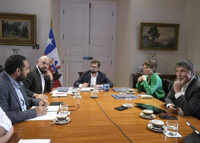 El presidente de Chile, Gabriel Boric, con la ministra de Interior y Seguridad Pública, Carolina Tohá, y varios subsecretarios en una reunión en materia de seguridad
