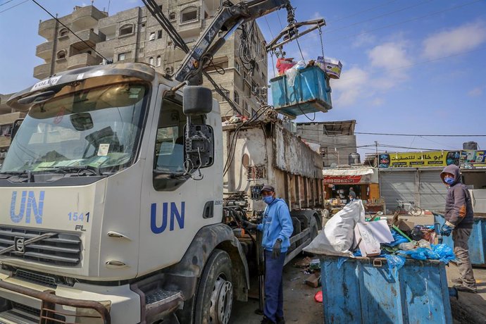 Archivo - Imagen de archivo de un camión de la Agencia de Naciones Unidas para los Refugiados de Palestina en Oriente Próximo (UNRWA) en el campo de refugiados de Rafa, en la Franja de Gaza