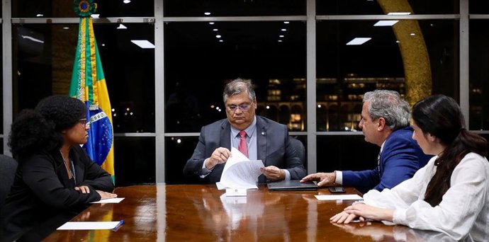 El ministro de Justicia de Brasil, Flávio Dino, firma una ayuda para proyectos de seguridad escolar