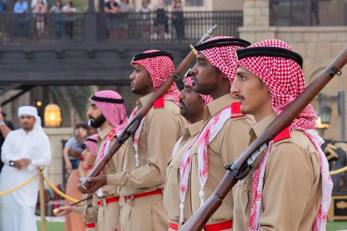 Archivo - Policía de Emiratos Árabes Unidos durante una ceremonia.