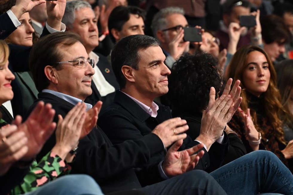 Archivo - Imagen de archivo del presidente de la Junta y secretario general del PSOE de Extremadura, Guillermo Fernández Vara, y el secretario general del PSOE y presidente del Gobierno, Pedro Sánchez, en un acto de precampaña