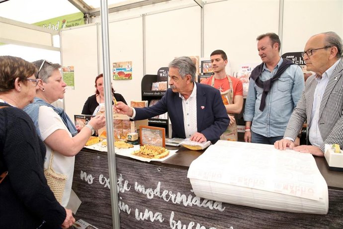 El presidente de Cantabria, Miguel Ángel Revilla; asiste a la Gran Fiesta del Sobao Pasiego y la Quesada.