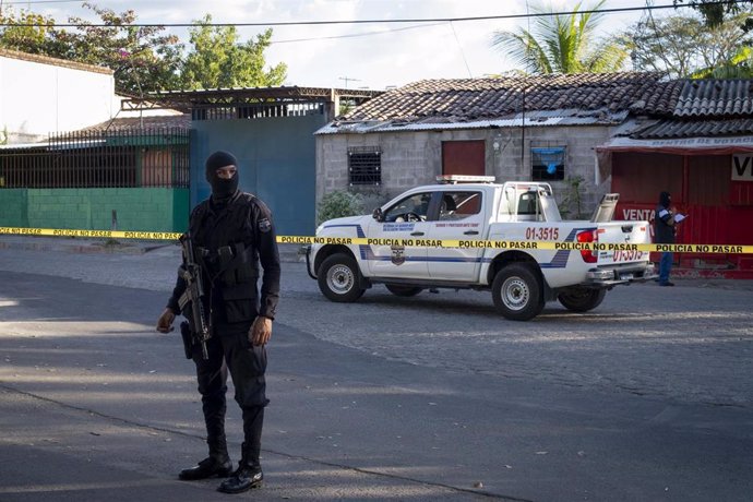 Archivo - Agente de Policía de El Salvador durante una ola de violencia en el país