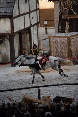 Un actor a caballo durante el nuevo espectáculo 'El misterio de Sorbaces' de Puy du Fou España