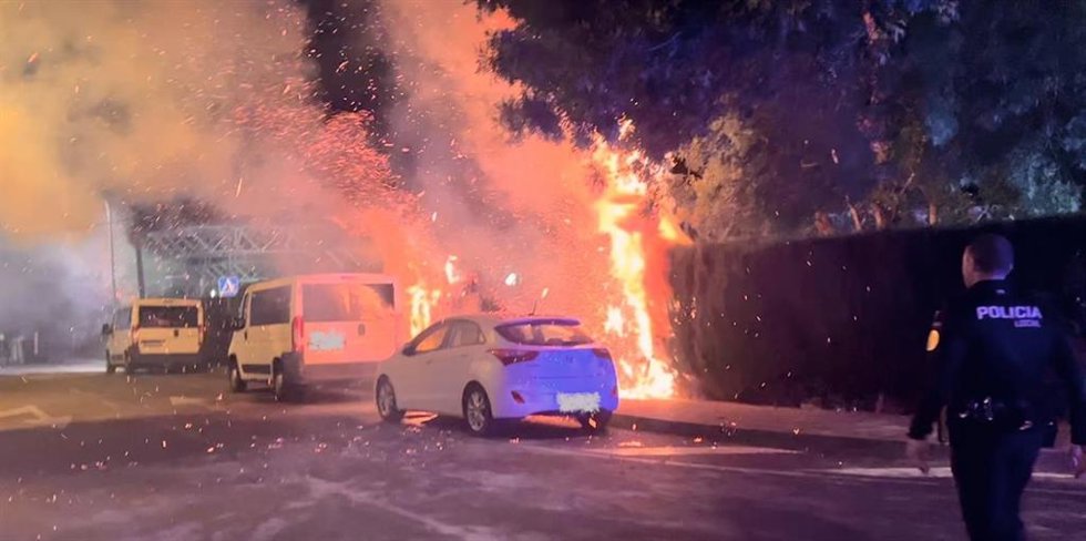 Vehículos ardiendo en Plasencia