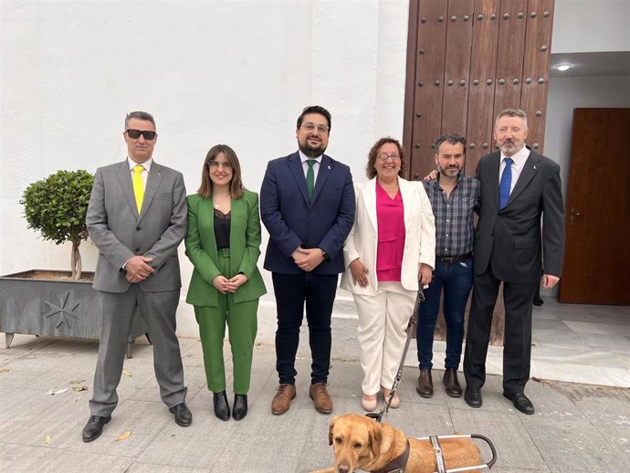 Dirigentes territoriales de la ONCE arropan a la nueva directora de la organización en Lora del Río, Eva Chouza (primera por la derecha), tras el acto oficial de presentación.
