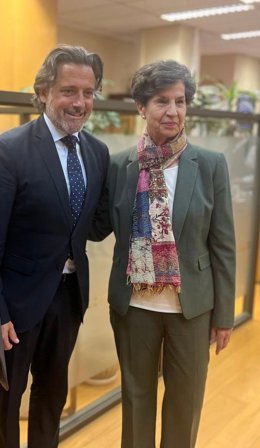 El presidente del Parlamento de Canarias, Gustavo Matos, y la senadora chilena Isabel Allende