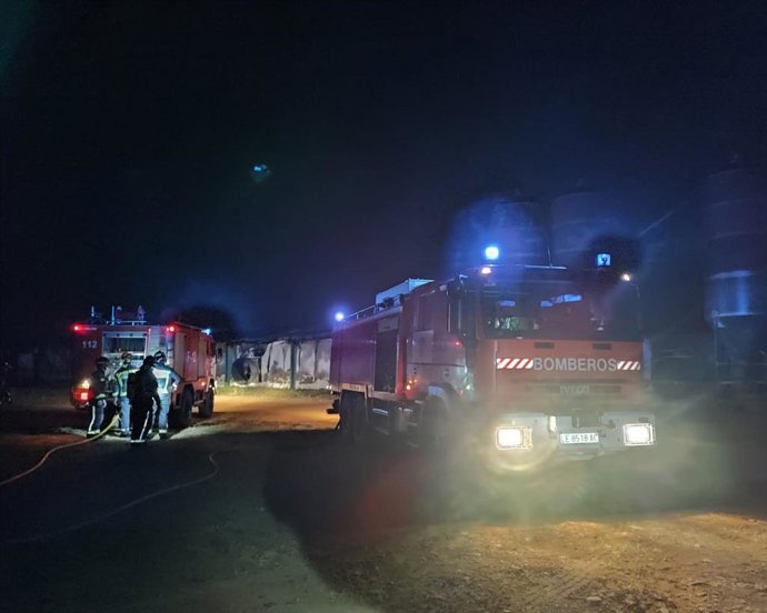 Los bomberos en la interveción en la nave de pollos.