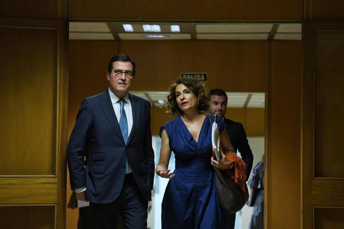 Archivo - El presidente de la Confederación Española de Organizaciones Empresariales (CEOE), Antonio Garamendi, y la ministra de Hacienda y Función Pública, María Jesús Montero, en una imagen de archivo