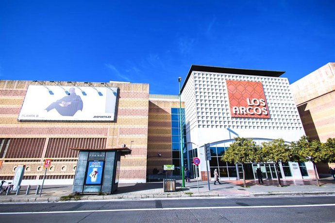 Archivo - Imagen de la vista exterior del centro comercial Los Arcos.