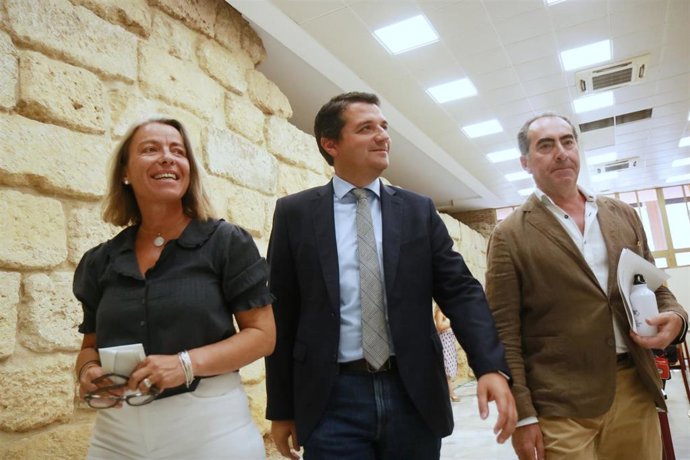 Archivo - El alcalde de Córdoba, José María Bellido (centro), con Isabel Albás y el también edil de CS Antonio Álavrez, en una imagen de archivo.