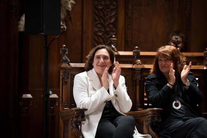 La alcaldesa de Barcelona, Ada Colau, y la teniente de alcalde Laia Bonet, durante el acto de entrega de la Medalla d'Or al Mrit Esportiu a la deportista Laia Palau, a 11 de abril de 2023, en Barcelona, Catalunya (España).