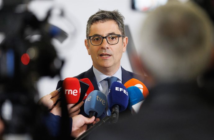 El ministro de la Presidencia, Relaciones con las Cortes y Memoria Democrática, Félix Bolaños, ofrece declaraciones a los medios durante un desayuno informativo organizado por el Ilustre Colegio de la Abogacía de Madrid (ICAM), a 13 de abril de 2023, en