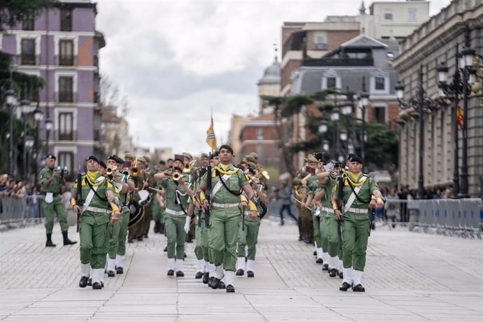 Varios militares desfilan durante la Jura de Bandera del personal civil, en la plaza de Oriente, a 18 de marzo de 2023, en Madrid (España). La jura de Bandera para la población civil es un acto militar solemne, democrático y público cuyo objetivo es mos