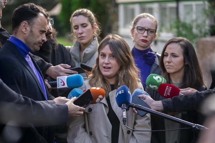 La portavoz de Unidas Podemos en la Asamblea, Alejandra Jacinto, atiende a los medios durante su visita a la Central Térmica de Orcasitas, a 17 de marzo de 2023, en Madrid (España).