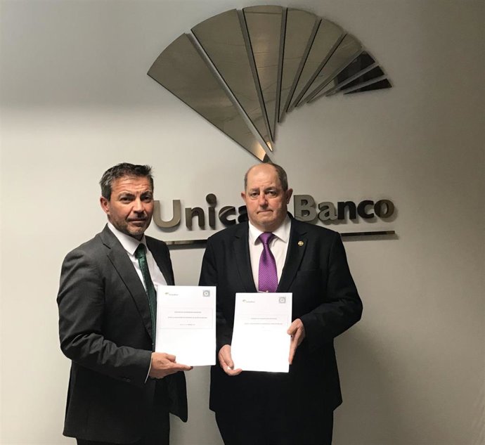 El subdirector territorial de Banca Comercial de Málaga, Francisco José Reguera Nieto, y el presidente de la Agrupación de Congregaciones, Hermandades y Cofradías de Gloria de Málaga, José Herrerías Morales.