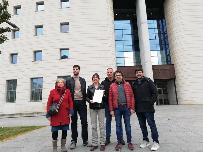 Begoña Alfaro (centro) junto con representantes de los partidos que conforman Contigo Navarra tras registrar la coalición electoral en los juzgados de Pamplona.