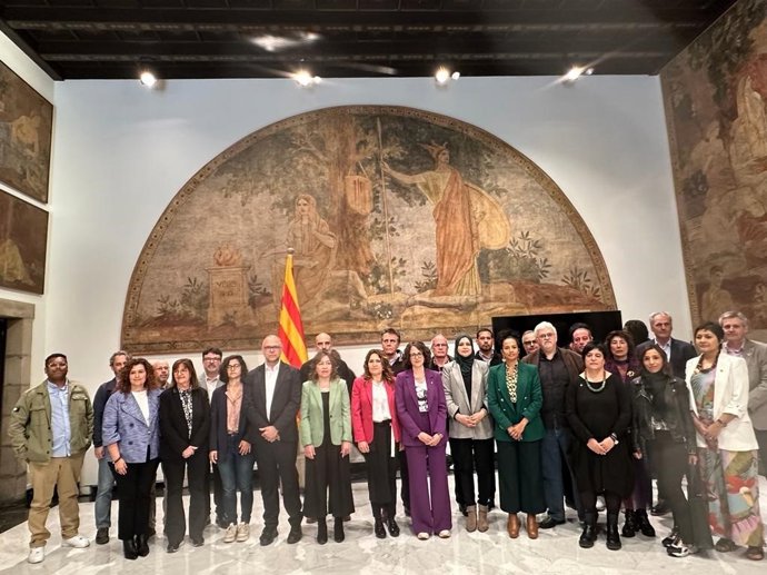 Las conselleras Laura Vilagr y Tnia Verge encabezan la firma de un acuerdo por una campaña 'libre de discursos racistas' junto con miembros de PSC, ERC, Junts, comuns y CUP, de la sociedad civil, entidades de DD.HH y agentes sociales y económicos