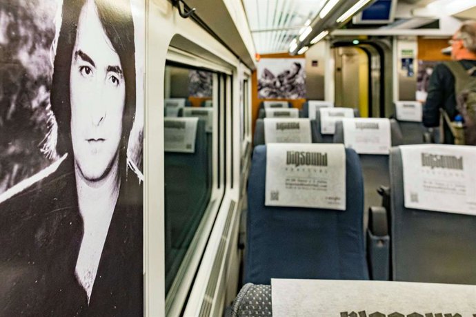 Exposición de Nino Bravo en un AVE Madrid-Valncia