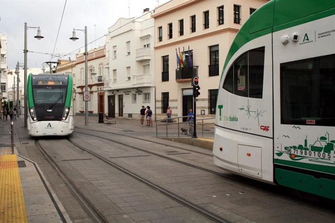 El tranvía de la Bahía de Cádiz, Trambahía, a su paso por el centro de San Fernando.