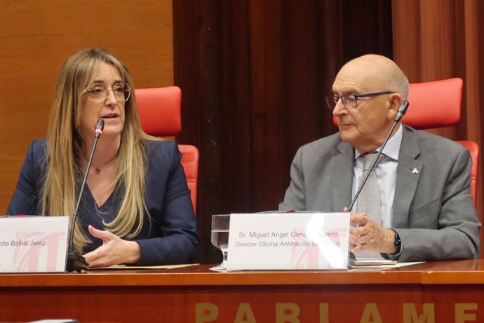 La nova directora adjunta de l'Oficina Antifrau de Catalunya, Begoña Ballvé, i el director de l'ens, Miguel Ángel Gimeno