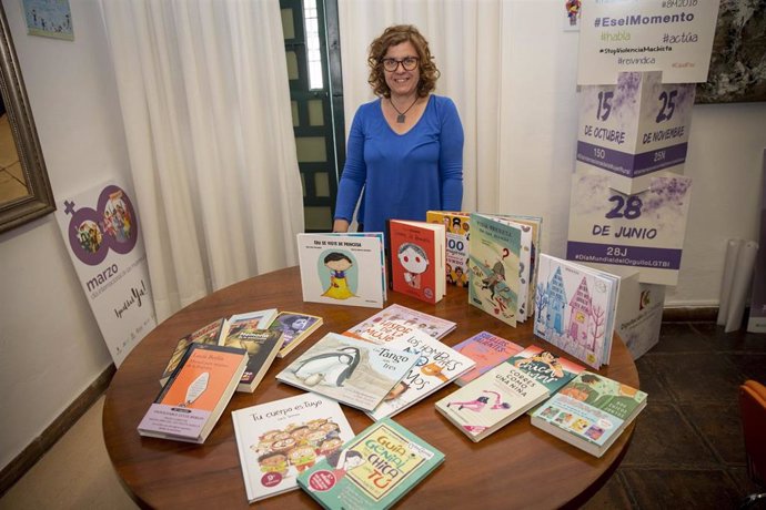 La delegada de Igualdad, Alba Doblas, con los nuevos libros de los Rincones Violeta y Ultravioleta.