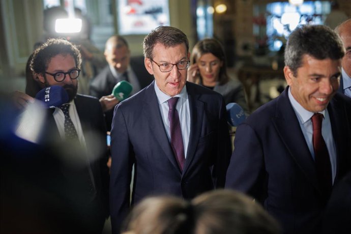 (I-D) El director del diario 'El Mundo', Joaquín Manso; el líder del PP, Alberto Núñez Feijóo y el presidente del PP de la Comunidad Valenciana y candidato de este partido a la Generalitat valenciana, Carlos Mazón, a su llegada a un encuentro de 'El Mun