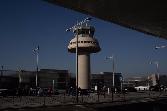 Archivo - Una torre de control en el Aeropuerto de Barcelona