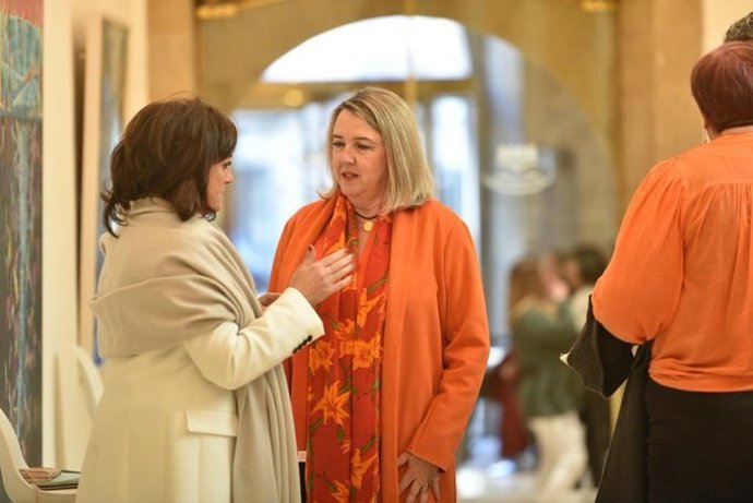 La consejera de Agricultura, Eva Hita, conversa con la presidenta del Gobierno, Concha Andreu, antes del pleno