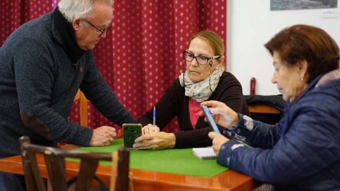 Archivo - Arranca la quinta edición del Expertclick (AEB), el programa de formación en nuevas tecnologías para mayores